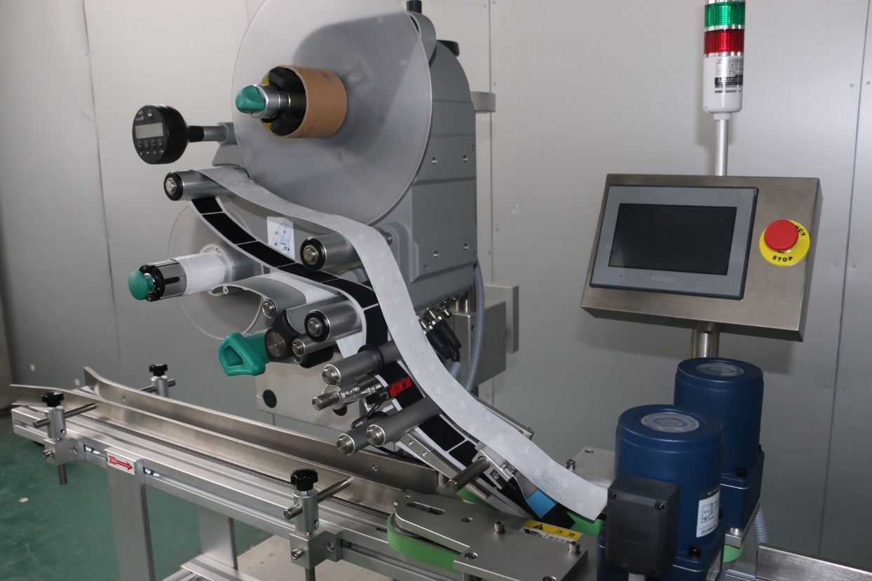 標簽傳感器應(yīng)用于貼標機，助力高效生產(chǎn)